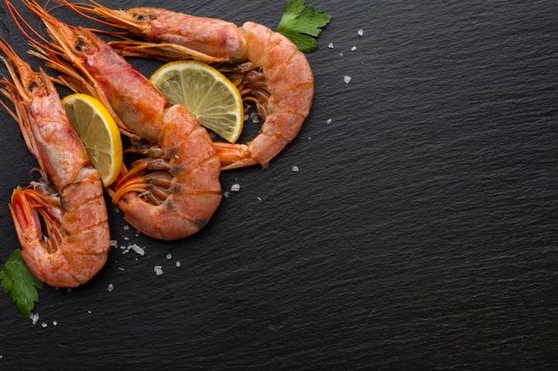 Top view three shrimps with lemon _ Premium Photo